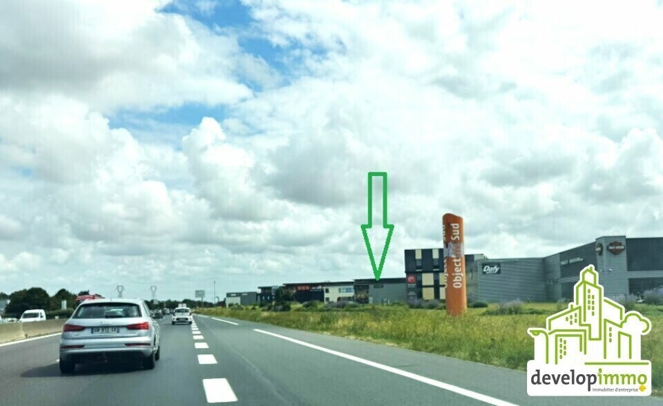 Local d’activités dans Ifs à louer - Photo de l’immeuble – Image 2 sur 10