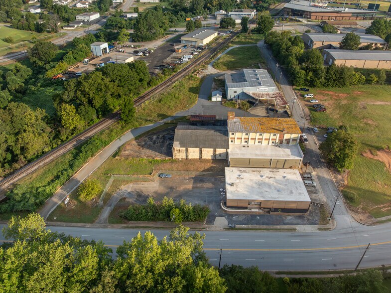 457 S Daniel Morgan Ave, Spartanburg, SC à louer - Photo de l’immeuble – Image 3 sur 7