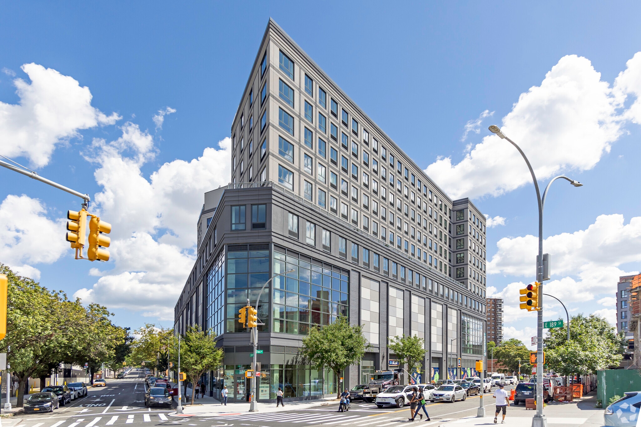 4720 3rd Ave, Bronx, NY à louer Photo principale– Image 1 sur 35