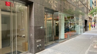 144 E 44th St, New York, NY à louer Photo de l’immeuble– Image 2 sur 4