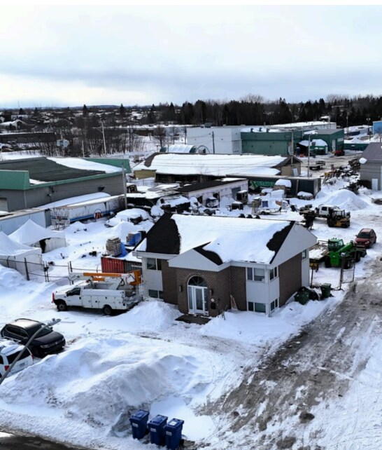 2436 Rue De La Métallurgie, Le Fjord-du-Saguenay, QC à vendre Photo de l’immeuble– Image 1 sur 2