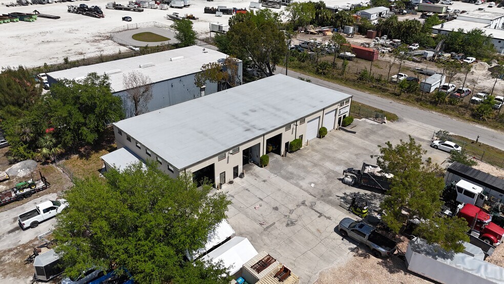 16021-16051 Pinto Dr, North Fort Myers, FL à louer - Photo de l’immeuble – Image 3 sur 9