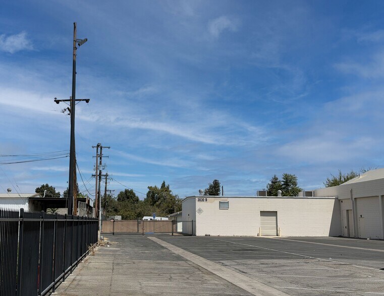 3030 Brundage Ln, Bakersfield, CA à louer - Photo de l’immeuble – Image 3 sur 12
