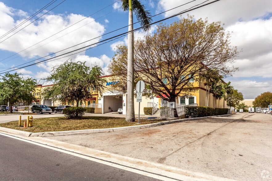 3750 NW 114th Ave, Miami, FL à louer - Photo de l’immeuble – Image 3 sur 15