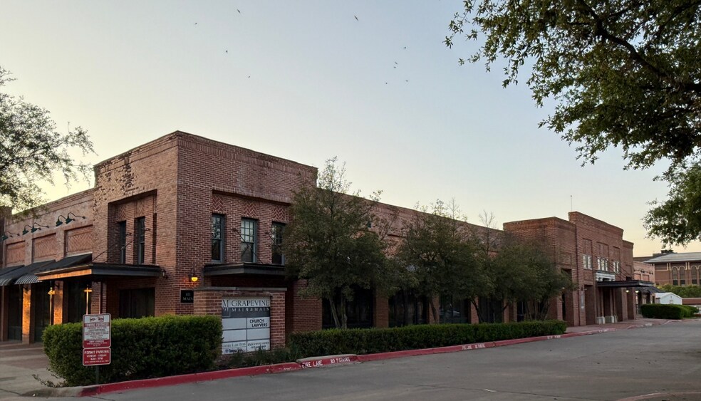 611 S Main St, Grapevine, TX à louer - Photo de l’immeuble – Image 3 sur 7