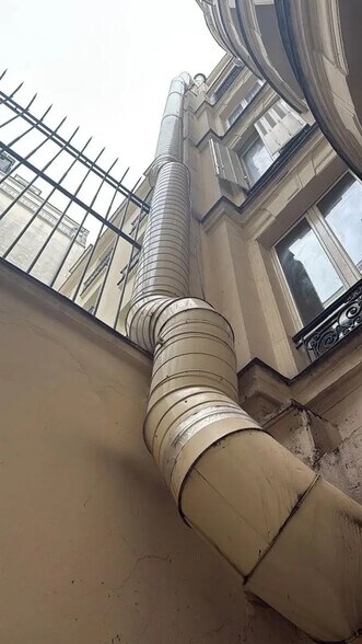 Local commercial dans Paris à louer - Photo de l’immeuble – Image 1 sur 6