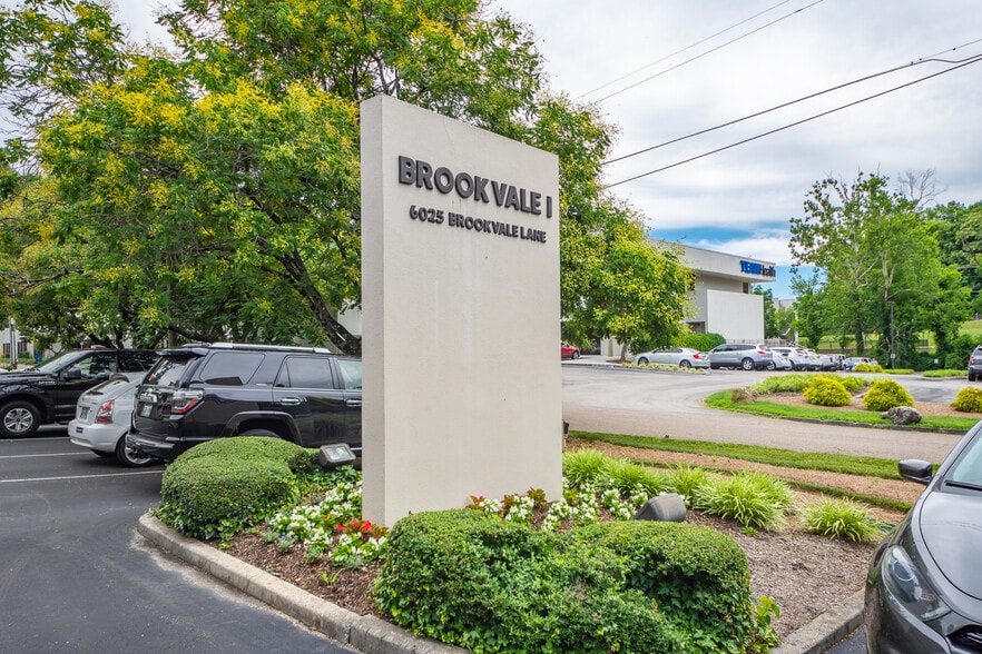 6025 Brookvale Ln, Knoxville, TN à louer - Photo de l’immeuble – Image 2 sur 7