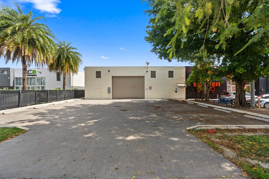 8111-8113 NW 54th St, Miami, FL à louer - Photo de l’immeuble – Image 2 sur 36