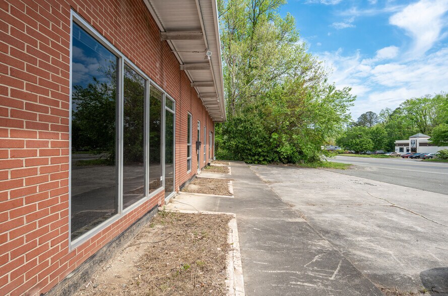 2534 Durham Chapel Hill Blvd, Durham, NC à louer - Photo de l’immeuble – Image 3 sur 8