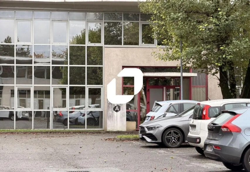 Bureau dans Gières à louer - Photo de l’immeuble – Image 1 sur 7