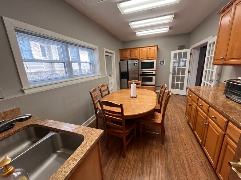 111 E Jefferson Ave, Naperville, IL à louer - Photo de l’immeuble – Image 3 sur 9