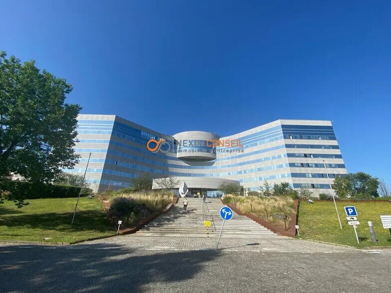 Bureau dans Nanterre à louer - Photo de l’immeuble – Image 1 sur 12