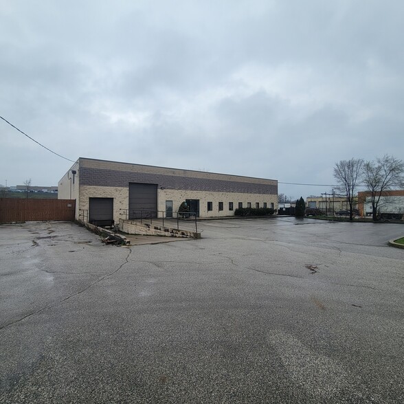 4878 Van Epps Rd, Brooklyn Heights, OH à louer - Photo de l’immeuble – Image 2 sur 2