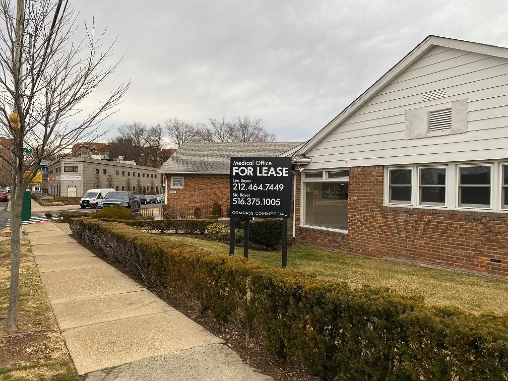 214-02 24th Ave, Flushing, NY à louer Photo principale– Image 1 sur 5