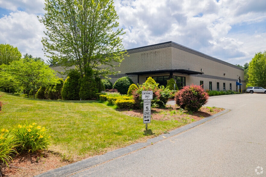 33 Constitution Dr, Hudson, NH à vendre - Photo principale – Image 1 sur 13