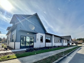 50200 Governors Dr, Chapel Hill, NC à louer Photo de l’immeuble– Image 2 sur 10