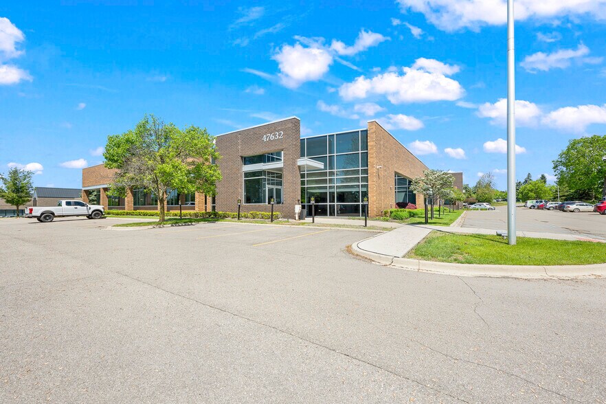 47632 Halyard Dr, Plymouth, MI à louer - Photo de l’immeuble – Image 1 sur 11