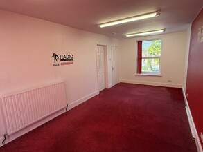 158 Millbrook Rd E, Southampton à louer Photo intérieure– Image 2 sur 5