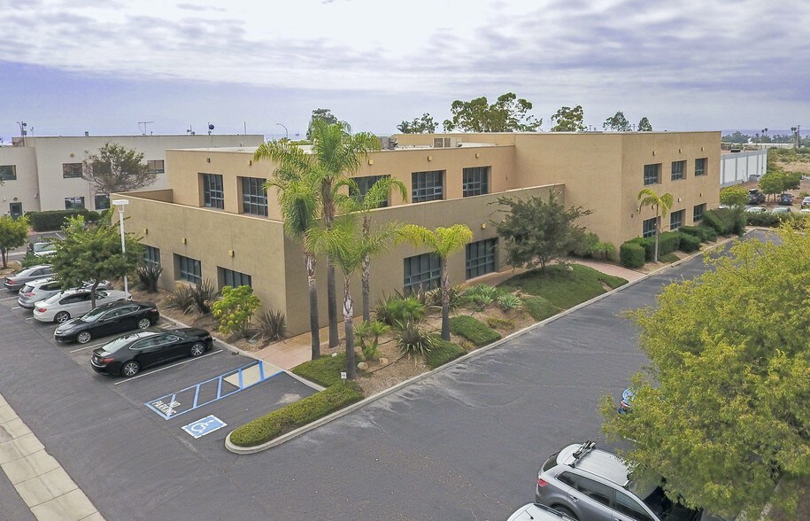 6398 Cindy Ln, Carpinteria, CA à louer - Photo principale – Image 1 sur 24