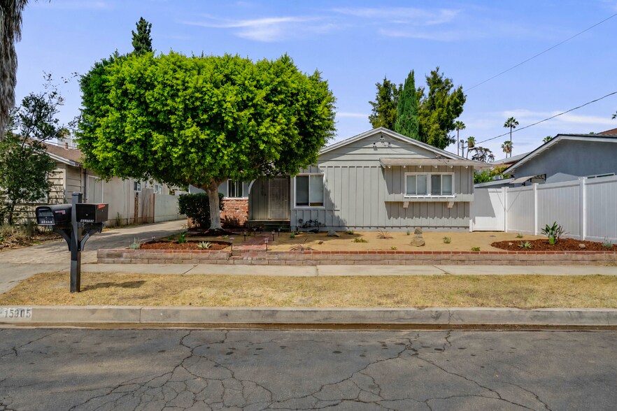 15907 Enadia Way, Van Nuys, CA à vendre - Photo de l’immeuble – Image 2 sur 44