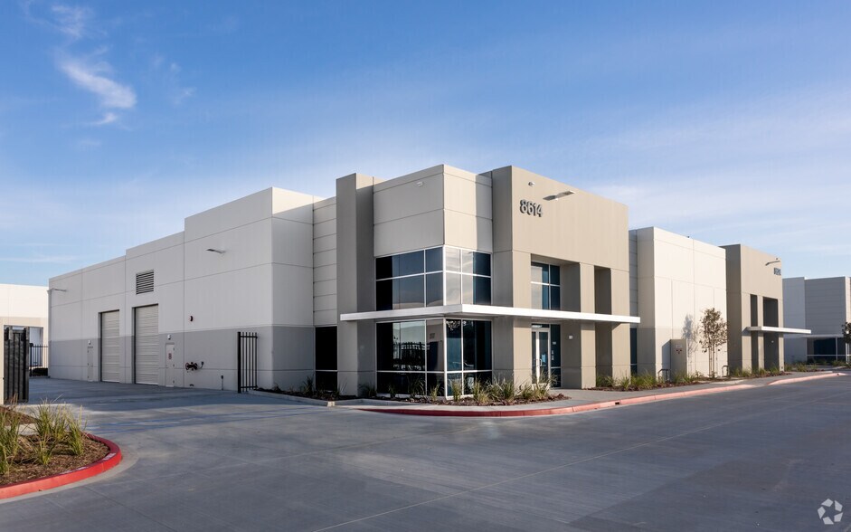 8614 Kimball Ave, Chino, CA à louer - Photo principale – Image 1 sur 8