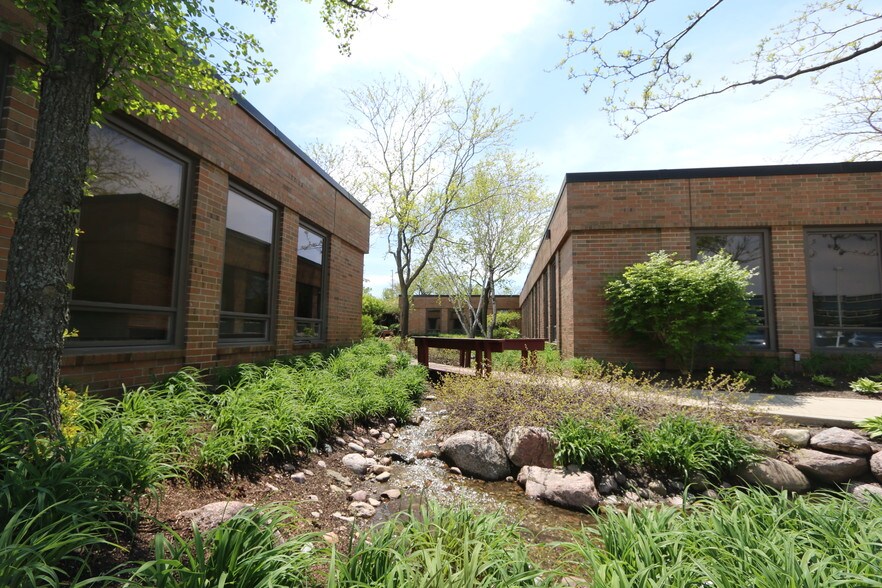 2201-2231 Lakeside Dr, Bannockburn, IL à louer - Photo de l’immeuble – Image 2 sur 7