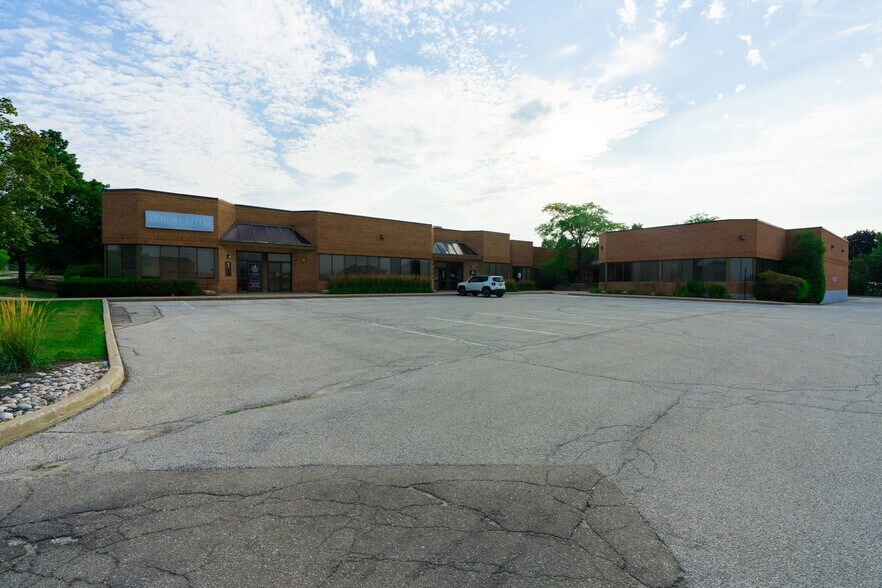 2319 Dunwin Dr, Mississauga, ON à louer - Photo de l’immeuble – Image 2 sur 6