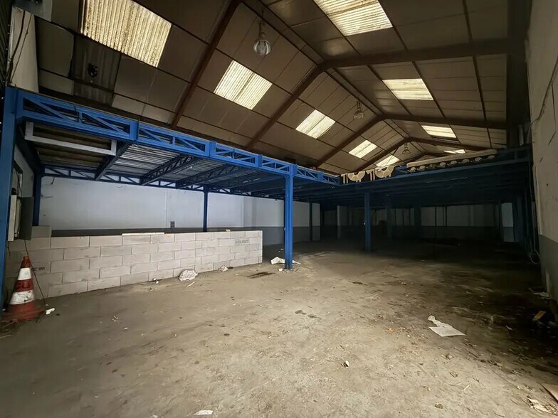 Local d'activités dans La Courneuve à vendre - Photo intérieure – Image 2 sur 12