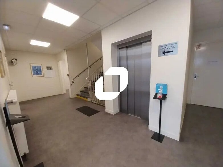 Bureau dans Les Clayes-sous-Bois à vendre - Hall d’entrée – Image 2 sur 8