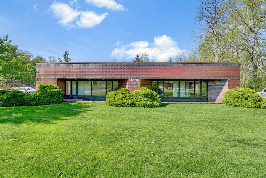 38227 Western Pky, Willoughby, OH à louer - Photo de l’immeuble – Image 1 sur 19