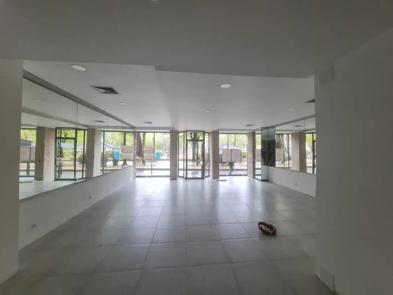 Local commercial dans Saint-Étienne à louer - Photo intérieure – Image 2 sur 8