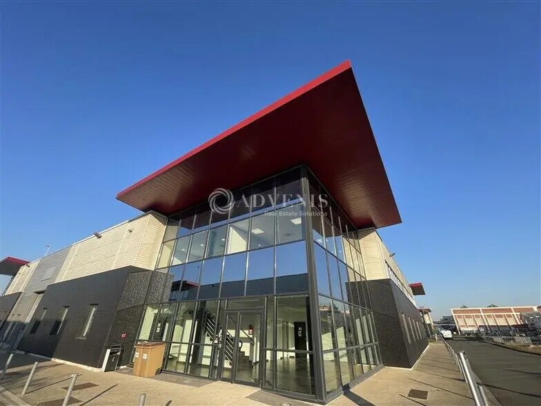 Local d’activités dans La Courneuve à louer - Photo de l’immeuble – Image 2 sur 10