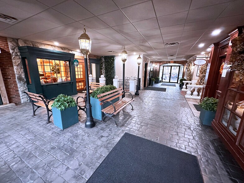 6641 N High St, Worthington, OH à louer - Photo de l’immeuble – Image 3 sur 3