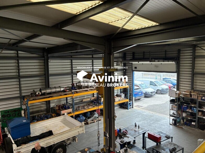 Industriel/Logistique dans Saint-Mitre-les-Remparts à vendre - Photo intérieure – Image 2 sur 8