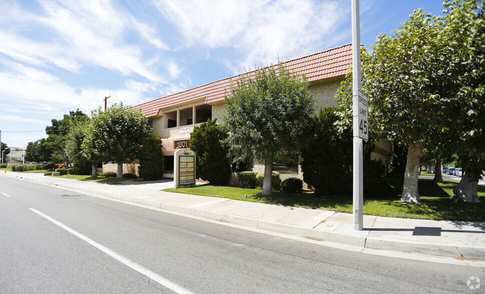 1601 W Avenue J, Lancaster, CA à louer - Photo de l’immeuble – Image 2 sur 6