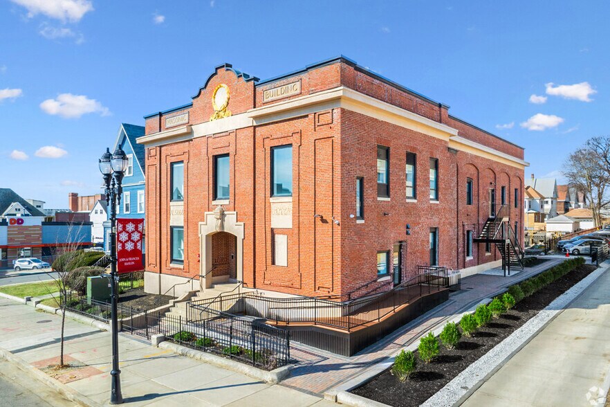 536 Broadway, Everett, MA à vendre - Photo de l’immeuble – Image 1 sur 20