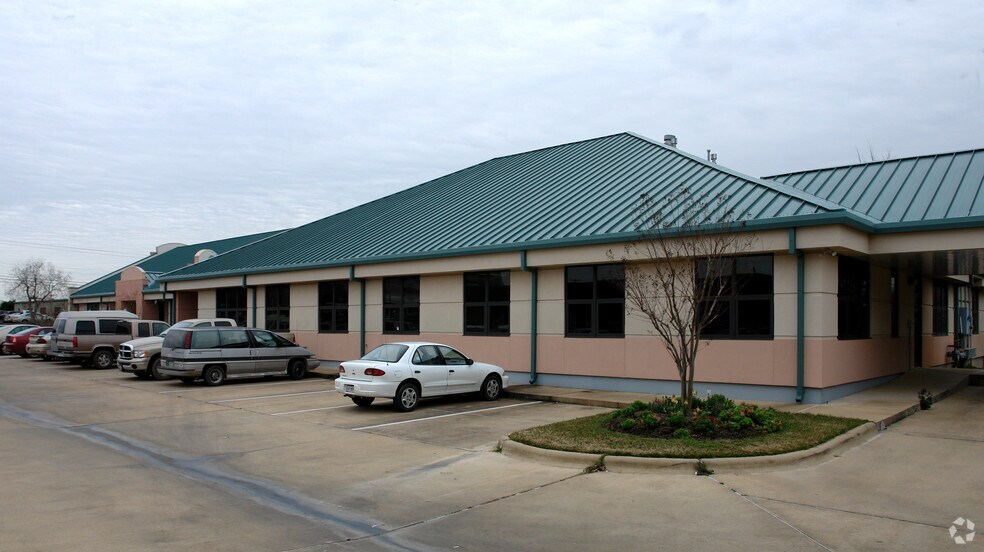 2010 E Villa Maria Dr, Bryan, TX à louer - Photo de l’immeuble – Image 2 sur 25