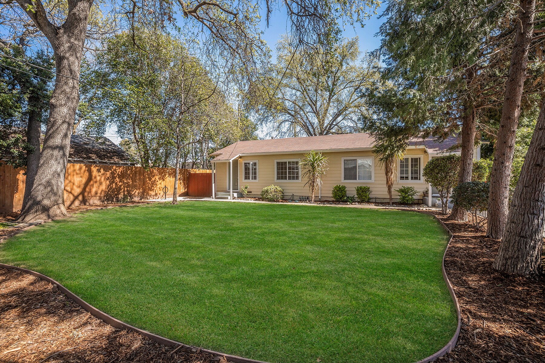 570 E 3rd Ave, Chico, CA à vendre Photo principale– Image 1 sur 42