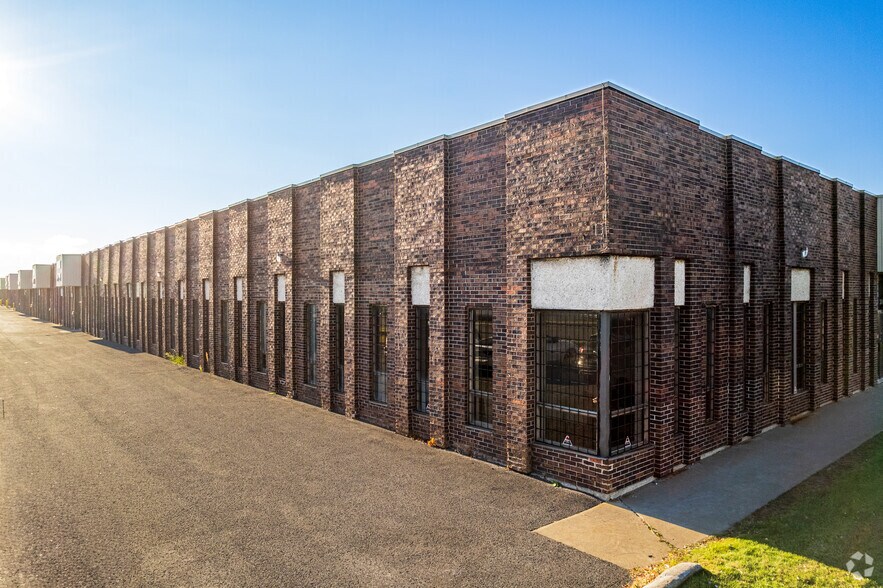 1420-1490 Rue Beaulac, Saint-Laurent, QC à louer - Photo principale – Image 1 sur 6