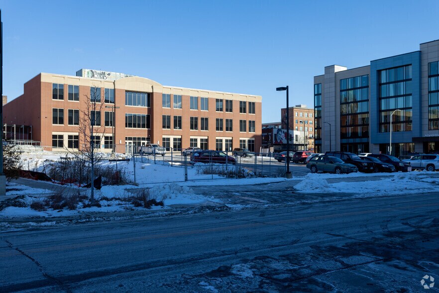 418 E Grand Ave, Des Moines, IA à louer - Photo de l’immeuble – Image 3 sur 8