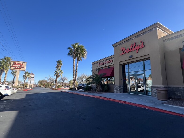 8699 W Charleston Blvd, Las Vegas, NV à vendre - Photo de l’immeuble – Image 2 sur 3