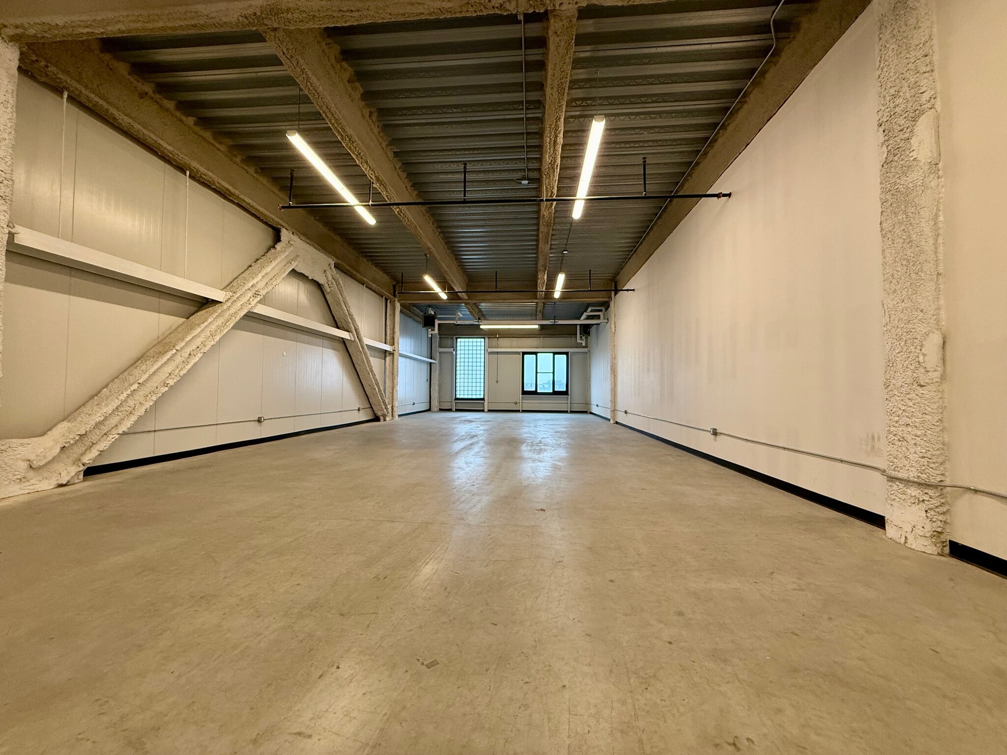 4805 Metropolitan Ave, Ridgewood, NY à louer Photo de l’immeuble– Image 1 sur 6