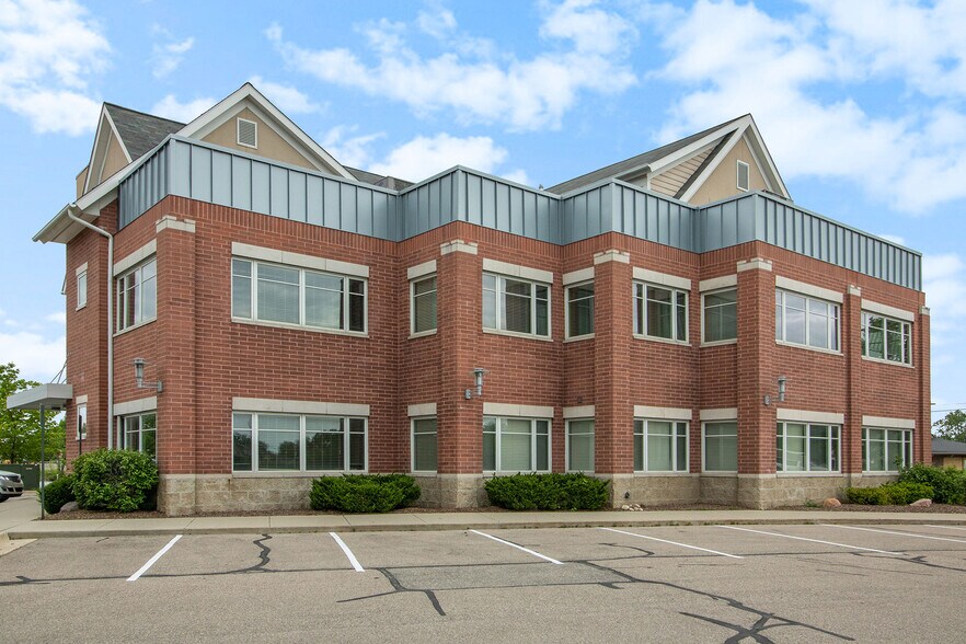 214 S Broadway St, Lake Orion, MI à louer - Photo de l’immeuble – Image 3 sur 33