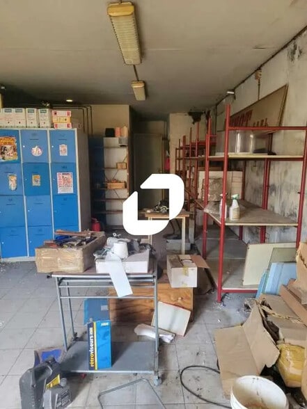 Local d'activités dans Saint-Denis à vendre - Photo de l’immeuble – Image 3 sur 11