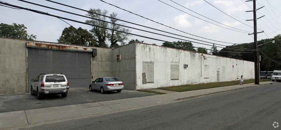 25 Hempstead Gardens Dr, West Hempstead, NY à louer - Photo de l’immeuble – Image 2 sur 4