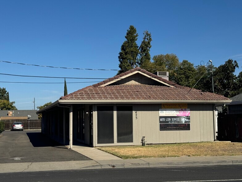 425 E Center St, Manteca, CA à louer - Photo de l’immeuble – Image 2 sur 22