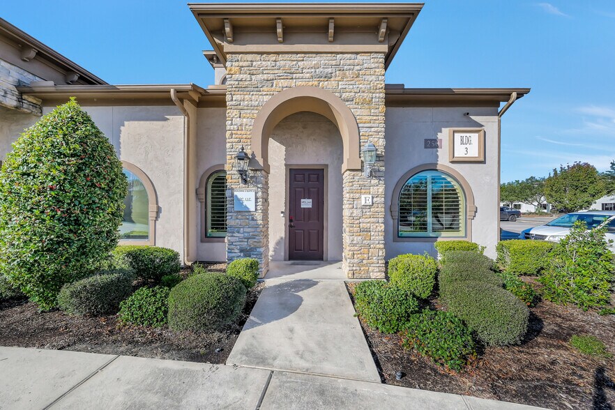 250 Ed English Dr, Shenandoah, TX à vendre - Photo de l’immeuble – Image 3 sur 28