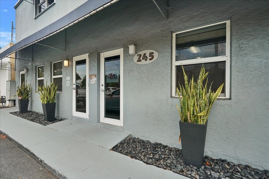 235-245 NE 4th Ave, Delray Beach, FL à louer - Photo de l’immeuble – Image 1 sur 7