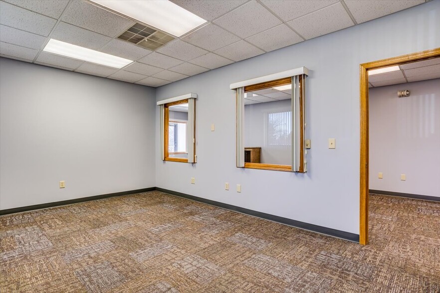 811 E 30th Ave, Hutchinson, KS à louer - Photo de l’immeuble – Image 3 sur 8