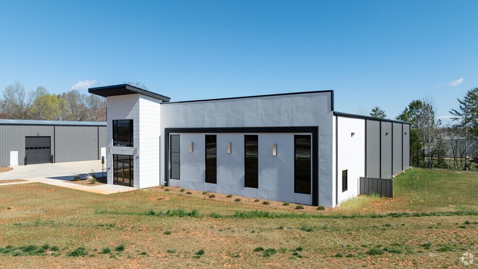 Two industrial/Flex Buildings For Sale portefeuille de 2 biens à vendre sur LoopNet.fr - Photo principale – Image 2 sur 2